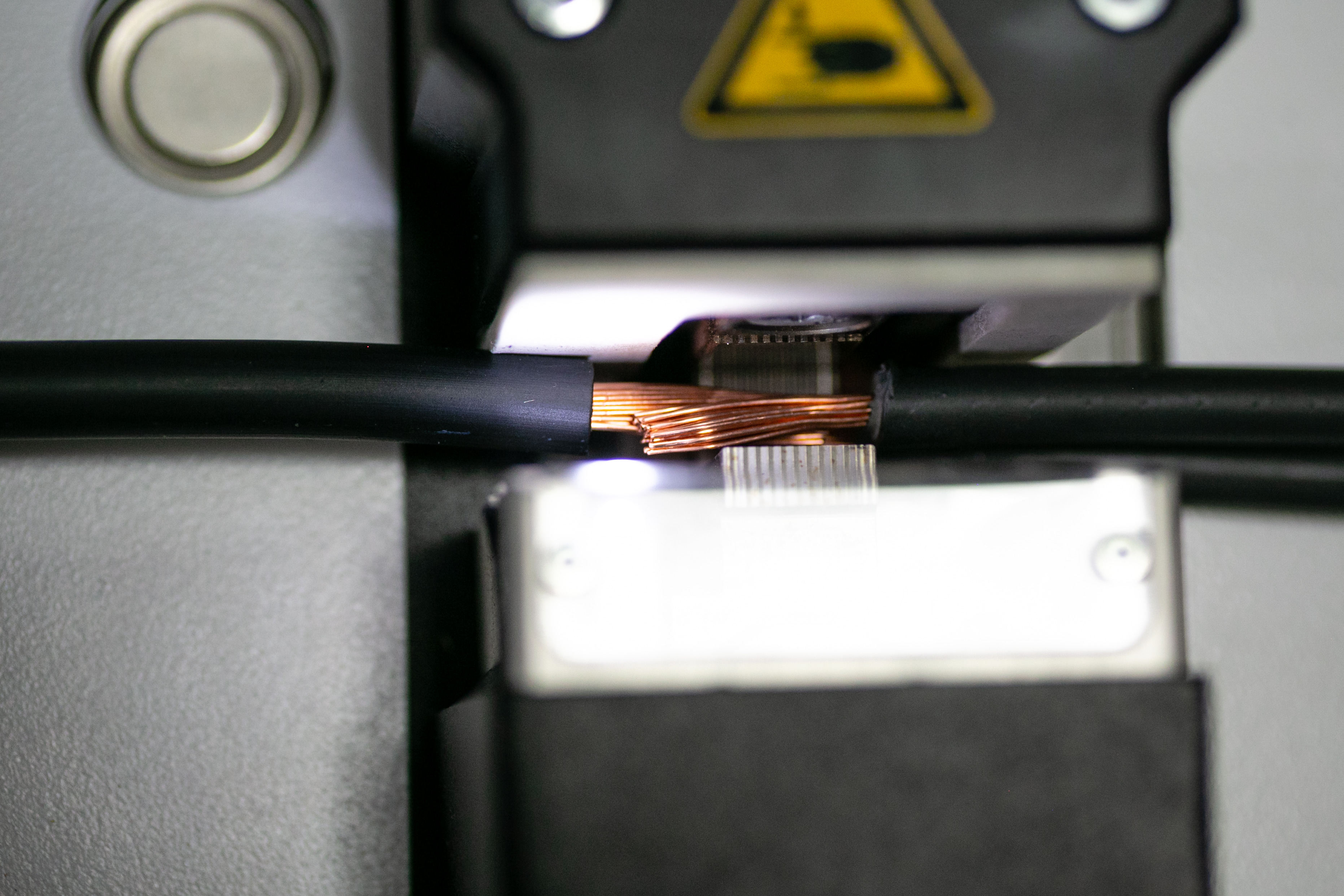 Ultrasonic welding machine